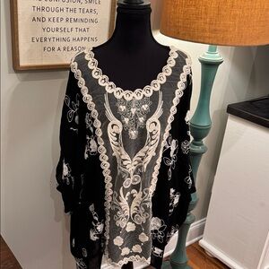 Umgee Black and Cream Embroidered Top NWOT Size -1X/2X